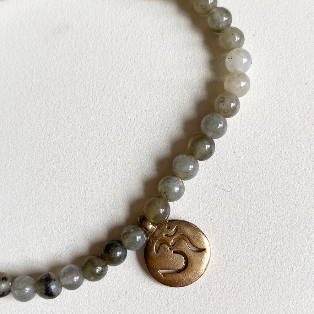Satya bracelet, like new. Labradorite, lotus